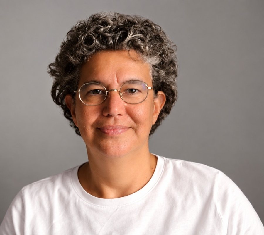 Portrait of Genie Ramos, LinkedIn ghostwriter